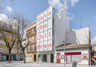 Der Umbau eines Gebudes aus den 50er Jahren in Madrid zum neuen Lernzentrum fr die Kinderrechtsorganisation Save the Children erfolgte nach Plnen von elii.