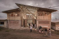 Die Baumaterialien fr das Kulturzentrum in Chamanga sind Holz, Bambus und Lehm.  