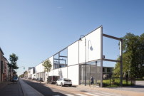 Campagnie-O grenzen den Schulbau im belgischen Lebbeke mit einer Trägerkonstruktion zur Straße ab.  