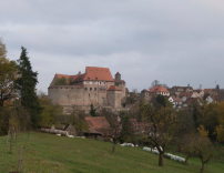 Die ringförmige Schlossanlage thront über dem fränkischen Cadolzburg. 