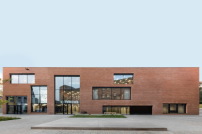 Die neue Bibliothek von KAAN Architecten in Aalst nimmt die die Stadt charakterisierende Backsteinästhetik auf. 