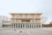 Das Kinderhaus Kirchhaldenschule in Stuttgart-Botnang von Günter Hermann Architekten bietet Platz für Ganztagesbetreuung und eine Kita. 