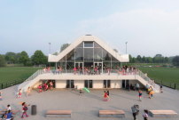 Das Tribnenhaus von NL architects steht zwischen den Spielfeldern des Sportcampus in Rotterdam. 