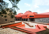 Das neue Campusgebäude in Kigali wurde von Patrick Schweitzer + Associés errichtet und ist in zwei Bereiche aufgeteilt.