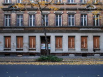 Projekt Leipzig ffnen: Die Erdgeschossfenster des verlassenen Gebudes sind mit Holzpaneelen versiegelt.  