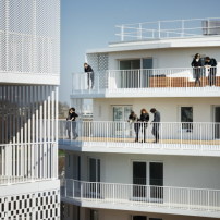 Auch in der Hhe entsteht eine nachbarschaftliche Begegnung auf den umlaufenden Balkonen und Terrassen.  