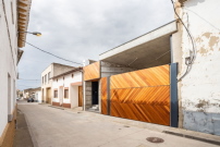 Das von Sergio Sebastián Franco entworfene Wohnhaus liegt in einem Dorf in der Wüste von Los Monegros. 