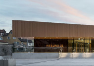 Auer und Weber sanierten und erweiterten die Inselhalle am Ufer des Bodensees in Lindau zu einem zeitgenem Konferenzzentrum.