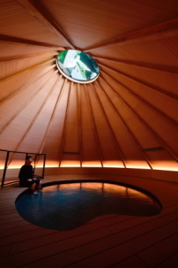 Unter dem Zederndach der Htte knnen Besucher ein Fubad in einer heien Quelle nehmen. 