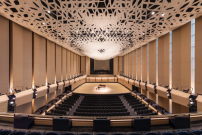 Der groe Konzertsaal fr 700 Besucher verfgt ber eine theatroakustische Decke aus Aluminiummodulen. 