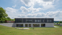 Die von Staab Architekten entworfene St. Kilian Schule ist zweigeteilt: oben der öffentliche Eingangs- und Aufenthaltsbereich, unten die intimere Lernzone. 