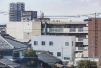 Von außen ist nichts Ungewöhnliches zu erkennen: Das von Tato Architects entworfene Einfamilienhaus in Osaka ... 