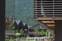 Nahe des alten Ortskerns von Garmisch-Partenkirchen stellten Beer Bemb Dellinger 2017 ein Wohnquartier aus Holzhusern fertig.