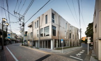 Das von Sasaki Architecture in Tokio entworfene Geschäftshaus liegt auf einem Eckgrundstück. 