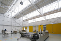 ber die Sheddachstruktur gelangt Tageslicht in die Produktionshalle. 