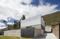 In der 300 Quadratmeter groen Halle wurden zwei Materialien verwendet: Ein Dachaufsatz aus Metallplatten sowie gemauerte Betonsteine. 