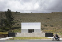 Das Gebude setzt sich aus drei Teilen zusammen: eine Plattform, der Basisbau und die aufgesetzte Dachstruktur. 