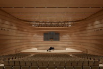 Die holzvertfelte Konzerthalle mit Orgel bietet Platz fr 1.200 Besucher. 