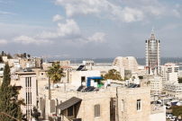 Stadtpanorama von Haifa mit Blick auf den Sail Tower. 