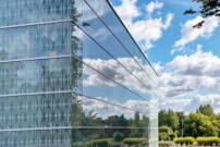 Die Reliefornamentik des Bestandsgebudes von Hans Fleischhauer und Martin Halwas interpretierten die Architekten beim Neubau als Printornamentik auf den groen Glasflchen. 