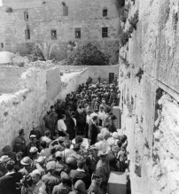 Die Klagemauer unmittelbar nach der Einnahme der Altstadt durch Soldaten der Israel Defence Force, 1967. Noch stehen die Mauern der Altstadthuser bis dicht an die Klagemauer. 