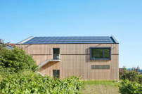 Auf dem geneigten Dach des Neubaus fr das Weingut Albrecht-Kiessling in Heilbronn befinden sich Photovoltaikplatten. 