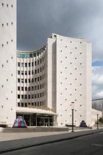 Gewagt in der Form, monumental im Auftritt, konservativ in der Haltung: Das Bürohaus aus dem Jahr 1966 stammt von den Berliner Architekten Heinrich Sobotka und Gustav Müller.  