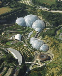 Fr das Eden Project auf Cornwall plante Grimshaw 2001 geodtische Kuppeln aus Kunststoff nach dem Vorbild von Buckminster Fuller. 