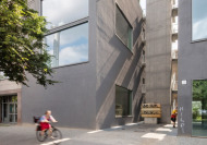 In den schmalen Lcken zwischen den drei Bauteilen sind die Zugnge der einzelnen Wohnungen zu erkennen.