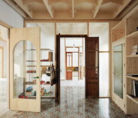 Im Inneren dominiert die Holzkonstruktion den Raumeindruck. 