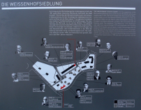 Informationstafel vor Ort fotografiert von Andreas Praefcke: Einige der Huser wurden im Krieg zerstrt. 