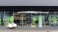 Der Werkraum Bregenzerwald von Peter Zumthor ist Vitrine und Versammlungsort zugleich. 
