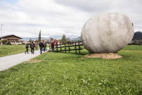 Das begehbare Ei der Firma Oberhauser und Schedler von 2012 ist erneut Teil des Ausstellungsrundgangs.