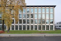 Außen zeigt sich das Schulhaus Vinci bei Aarau von pool Architekten sehr sachlich, fast schon banal.  