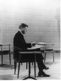 John F. Kennedy whrend der Fernsehdebatte anlsslich des US-Prsidentschaftswahlkampfs 1960 auf Hans J. Wegners JH501  von 1949/1950 