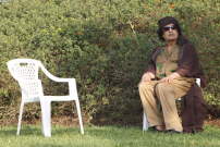 Muammar Gaddafi auf einem Monobloc-Stuhl whrend des 15. Gipfeltreffens der afrikanischen Union in Kampala, Uganda, 2010 