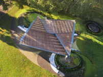 Zwischen den Holzlatten im Dach bieten Polycarbonatelemente Witterungsschutz.