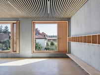 Warme Farbtne an Decke, Boden und Fensterrahmen sollen im Zusammenspiel mit Beton fr eine ruhige Stimmung sorgen. 
