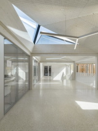 Die hellen Oberflächen und das Dach mit seinen Oberlichtern bieten einen angemessen Rahmen für die freie Bespielung der Räume und Flächen durch Möbel. 