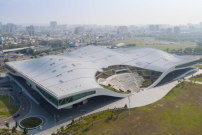 Metallteppich überm Park – das Kulturzentrum von Mecanoo in Kaohsiung entwickelt sich in die Breite, nicht in die Höhe. 