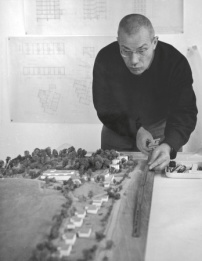 Max Bill in seinem Zürcher Atelier mit dem Modell des HfG-Campus, im Hintergrund Pläne zu den Studenten-Wohngebäuden. 