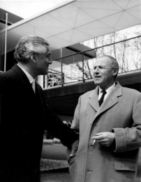 Sep Ruf und Egon Eiermann im Gesprch auf der Weltausstellung in Brssel, 1958