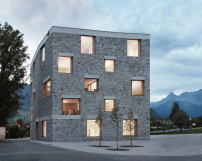 Schlichter Kubus mit fnf Geschossen  das neue Zentrum fr Alpinsport in Schruns von Bernardo Bader Architekten. 