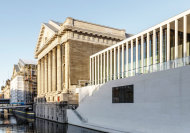 Die Architektursprache der James-Simon-Galerie bedient sich vorgefundener Elemente der Museumsinsel, vor allem aus der Freiraumarchitektur...