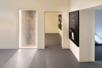 Die Dauerausstellung zeigt eine massive Tür, in die Gefangene der Gestapo Nachrichten einritzten. 