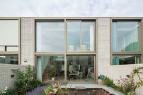 Dank zweier groer Schiebefenster kann im Sommer das Wohnzimmer in den Garten bergehen. 