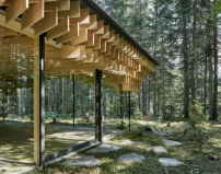 Mit der Schiebetür kann der Meditationsraum zum Wald hin geöffnet werden. 