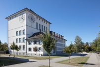 Innerhalb des Bildungszentrums Kreuzfeld nimmt das von Hans Klauser 1928–1930 realisierte und kürzlich fachgerecht renovierte Schulhaus eine prominente Rolle ein.  