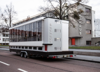 Wohnmaschine: Das Bauhaus Dessau im Maßstab 1:6 als „Tiny House“ Version auf einem PKW-Anhänger 