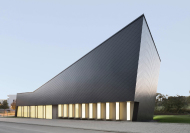 Fingerzeig nach oben: Das Dach der Kirche in berlingen steigt ber dem Kirchensaal steil an.